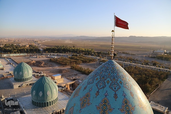 آیین تعویض پرچم گنبد آستان مسجد مقدس جمکران در آستانه ایام فاطمیه