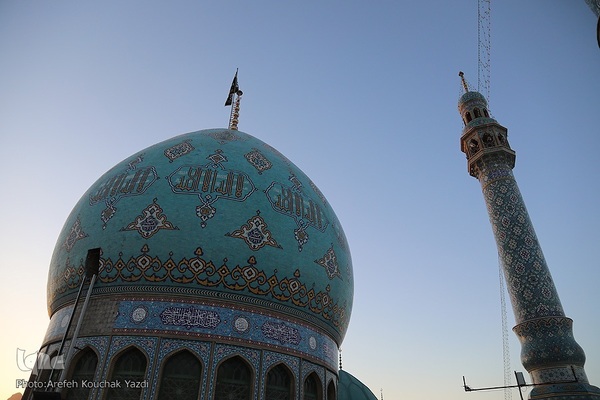 آیین تعویض پرچم گنبد آستان مسجد مقدس جمکران در آستانه ایام فاطمیه