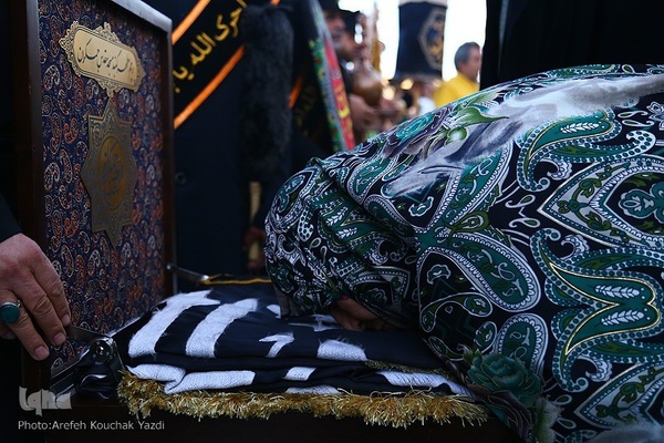 آیین تعویض پرچم گنبد آستان مسجد مقدس جمکران در آستانه ایام فاطمیه