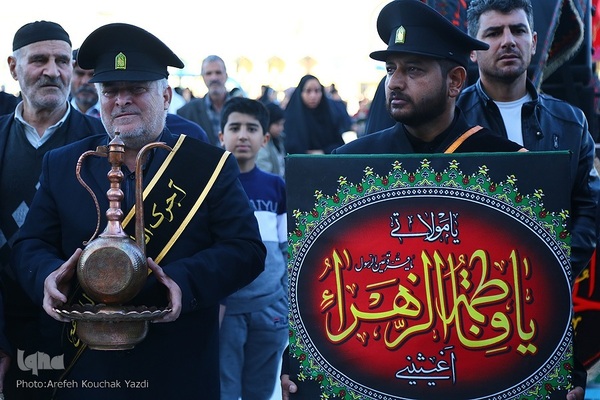 آیین تعویض پرچم گنبد آستان مسجد مقدس جمکران در آستانه ایام فاطمیه