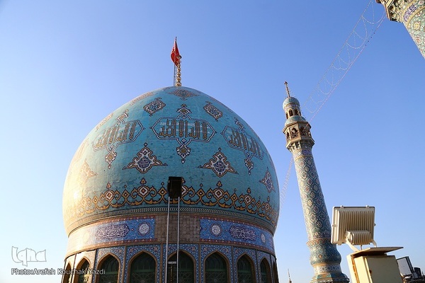 آیین تعویض پرچم گنبد آستان مسجد مقدس جمکران در آستانه ایام فاطمیه