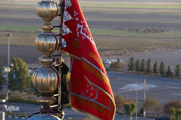 آیین تعویض پرچم گنبد آستان مسجد مقدس جمکران در آستانه ایام فاطمیه