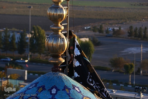 آیین تعویض پرچم گنبد آستان مسجد مقدس جمکران در آستانه ایام فاطمیه
