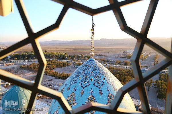 آیین تعویض پرچم گنبد آستان مسجد مقدس جمکران در آستانه ایام فاطمیه