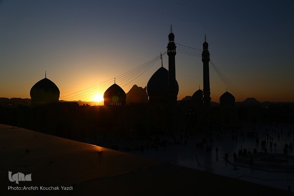 آیین تعویض پرچم گنبد آستان مسجد مقدس جمکران در آستانه ایام فاطمیه