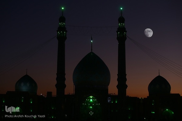 آیین تعویض پرچم گنبد آستان مسجد مقدس جمکران در آستانه ایام فاطمیه