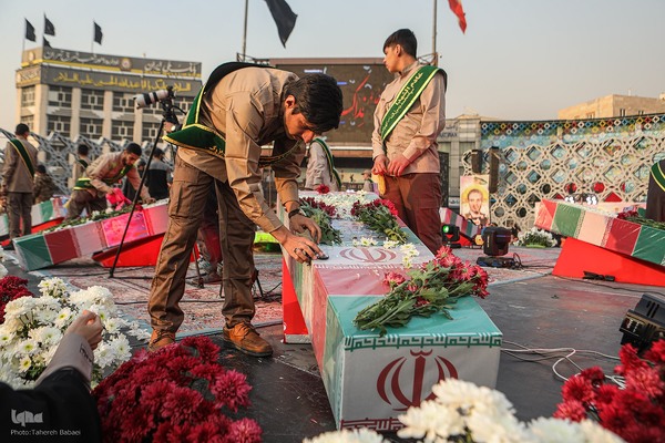 بدرقه شهدای مدافع حرم در میدان امام حسین(ع)