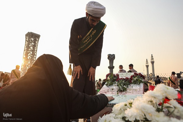 بدرقه شهدای مدافع حرم در میدان امام حسین(ع)