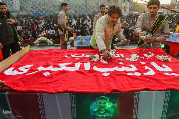 بدرقه شهدای مدافع حرم در میدان امام حسین(ع)