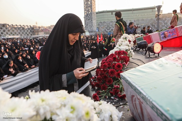 بدرقه شهدای مدافع حرم در میدان امام حسین(ع)