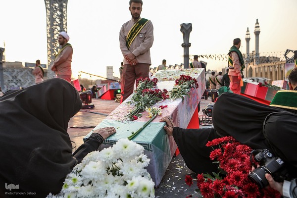 بدرقه شهدای مدافع حرم در میدان امام حسین(ع)