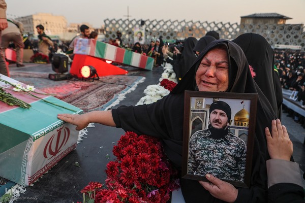 بدرقه شهدای مدافع حرم در میدان امام حسین(ع)