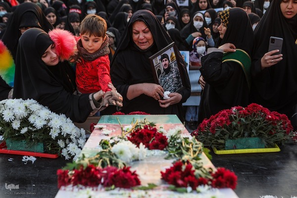 بدرقه شهدای مدافع حرم در میدان امام حسین(ع)