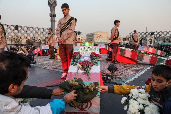 بدرقه شهدای مدافع حرم در میدان امام حسین(ع)