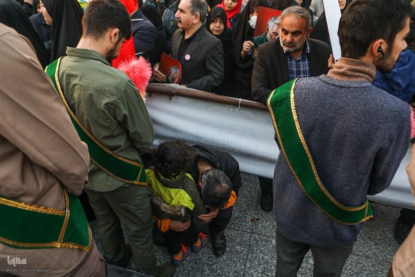 بدرقه شهدای مدافع حرم در میدان امام حسین(ع)