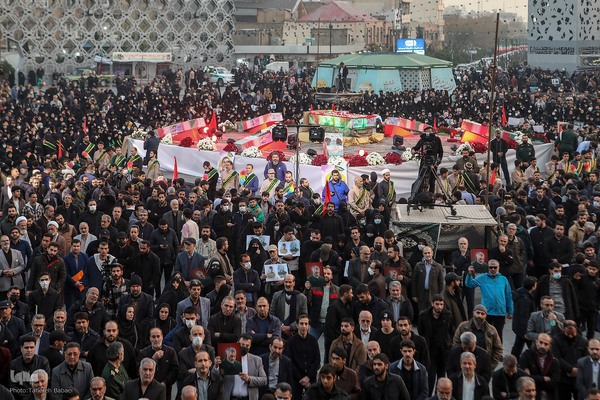 بدرقه شهدای مدافع حرم در میدان امام حسین(ع)