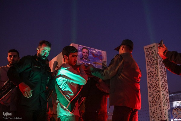 بدرقه شهدای مدافع حرم در میدان امام حسین(ع)