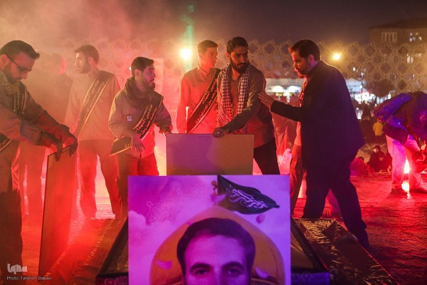 بدرقه شهدای مدافع حرم در میدان امام حسین(ع)