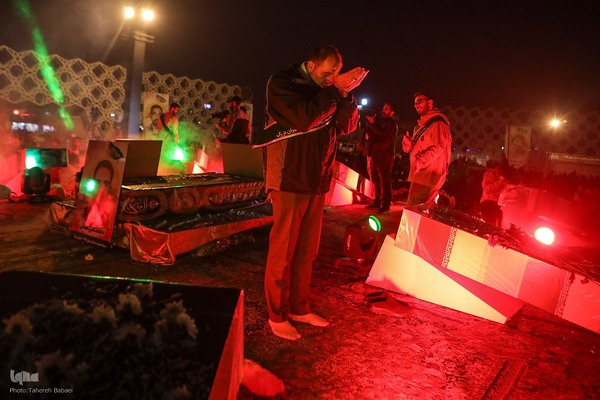 بدرقه شهدای مدافع حرم در میدان امام حسین(ع)