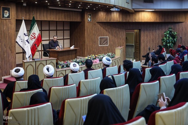 مراسم بزرگداشت هفته پژوهش در دانشگاه قرآن و حدیث