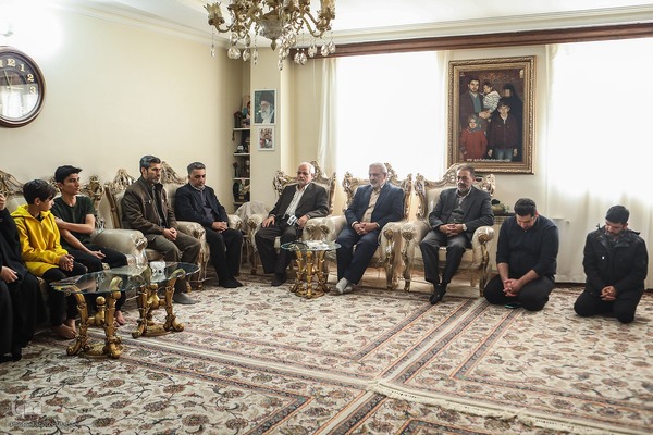 دیدار جامعه قرآنی با خانواده شهید مدافع حرم محسن فرامرزی