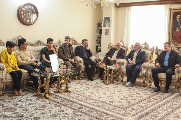 دیدار جامعه قرآنی با خانواده شهید مدافع حرم محسن فرامرزی