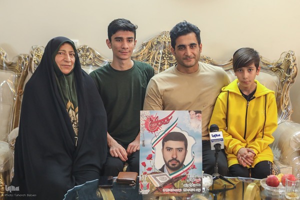 دیدار جامعه قرآنی با خانواده شهید مدافع حرم محسن فرامرزی