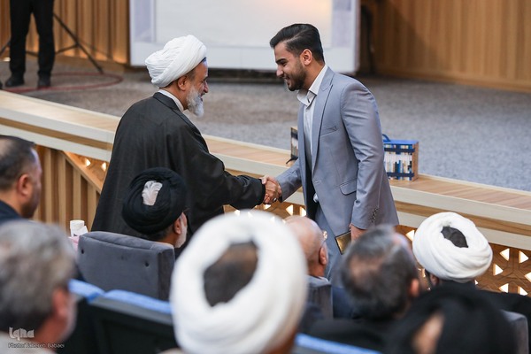 آیین رونمایی از مجموعه ۴۰ جلدی «ره‌نامه»