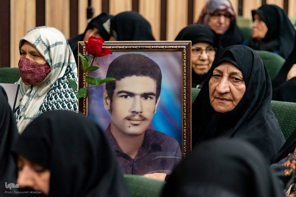 مراسم تکریم از مادران و همسران شهدا