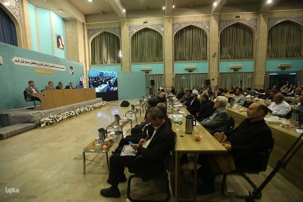 میزگرد تخصصی در روز اول نشست تخصصی استادان، قاریان و حافظان قرآن