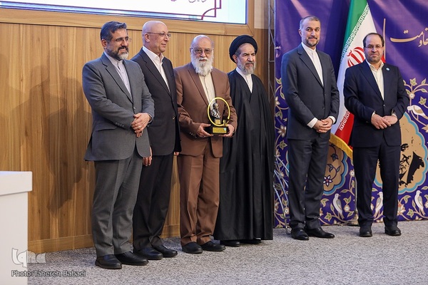 نخستین آیین اعطای تندیس دانشگاه تهران به نمادهای مقاومت