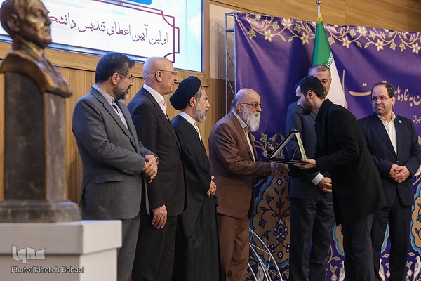 نخستین آیین اعطای تندیس دانشگاه تهران به نمادهای مقاومت