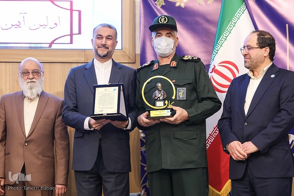 نخستین آیین اعطای تندیس دانشگاه تهران به نمادهای مقاومت