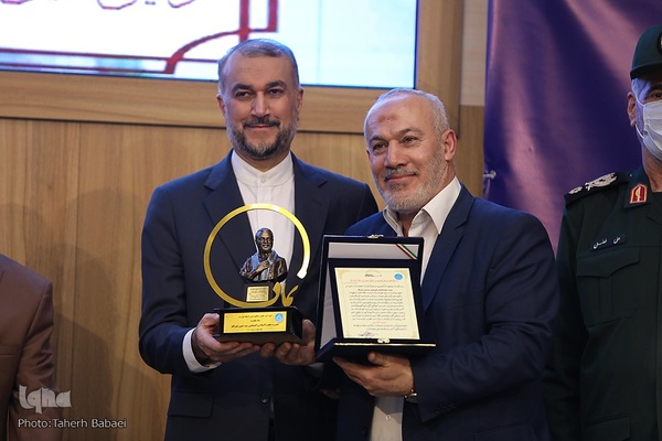 نخستین آیین اعطای تندیس دانشگاه تهران به نمادهای مقاومت