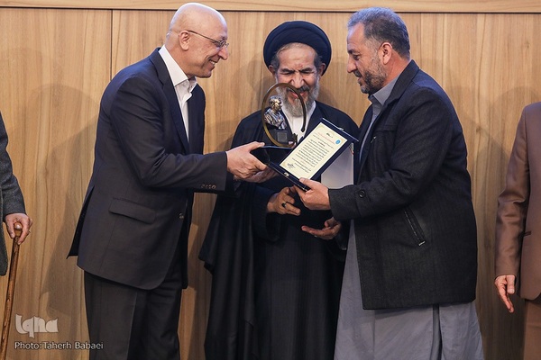 نخستین آیین اعطای تندیس دانشگاه تهران به نمادهای مقاومت