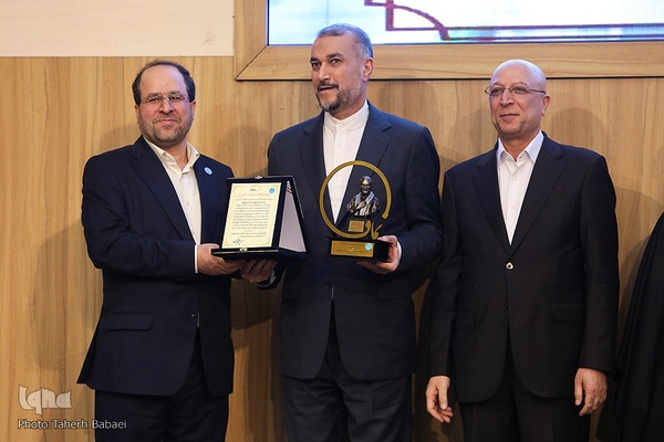 نخستین آیین اعطای تندیس دانشگاه تهران به نمادهای مقاومت