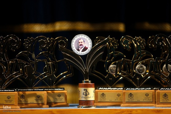 جایزه عماد افروغ در اختتامیه جشنواره پژوهش فرهنگی