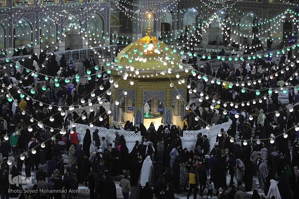 حرم مطهر رضوی در شب ولادت حضرت علی(ع)