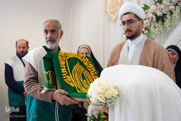 مراسم عقد زوجین جوان در جوار حرم مطهر حضرت شاهچراغ علیه السلام، به‌مناسبت میلاد خجسته مولود کعبه