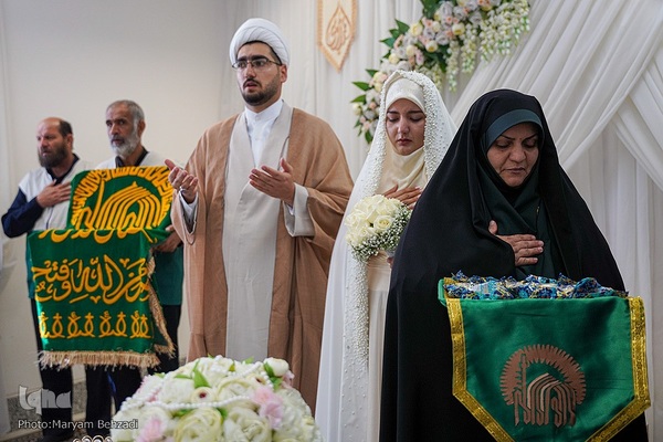 مراسم عقد زوجین جوان در جوار حرم مطهر حضرت شاهچراغ علیه السلام، به‌مناسبت میلاد خجسته مولود کعبه
