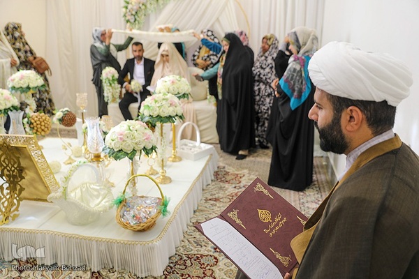 مراسم عقد زوجین جوان در جوار حرم مطهر حضرت شاهچراغ علیه السلام، به‌مناسبت میلاد خجسته مولود کعبه