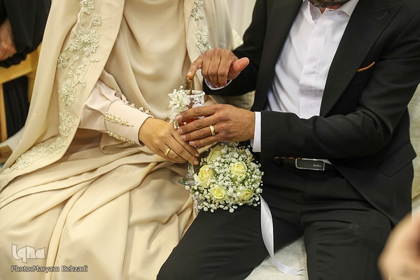 مراسم عقد زوجین جوان در جوار حرم مطهر حضرت شاهچراغ علیه السلام، به‌مناسبت میلاد خجسته مولود کعبه