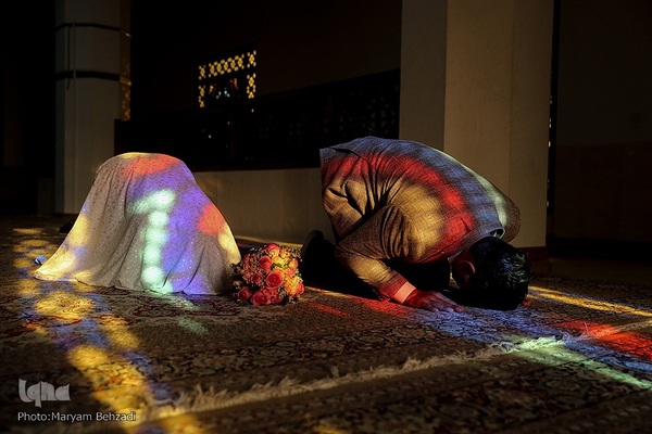 مراسم عقد زوجین جوان در جوار حرم مطهر حضرت شاهچراغ علیه السلام، به‌مناسبت میلاد خجسته مولود کعبه