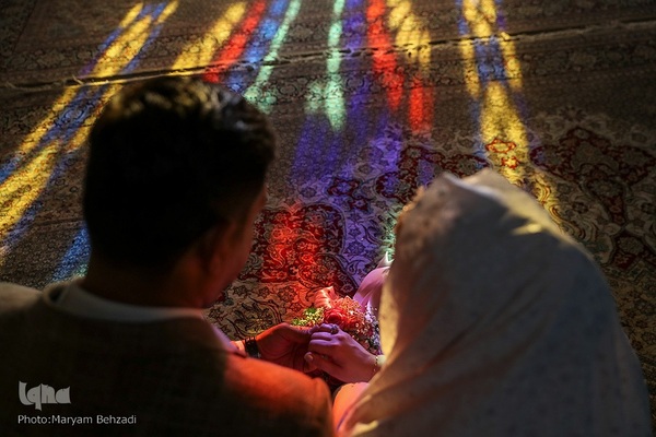 مراسم عقد زوجین جوان در جوار حرم مطهر حضرت شاهچراغ علیه السلام، به‌مناسبت میلاد خجسته مولود کعبه