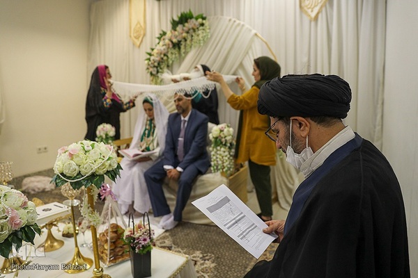 مراسم عقد زوجین جوان در جوار حرم مطهر حضرت شاهچراغ علیه السلام، به‌مناسبت میلاد خجسته مولود کعبه