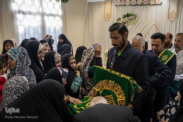 مراسم عقد زوجین جوان در جوار حرم مطهر حضرت شاهچراغ علیه السلام، به‌مناسبت میلاد خجسته مولود کعبه