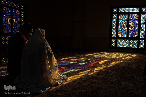 مراسم عقد زوجین جوان در جوار حرم مطهر حضرت شاهچراغ علیه السلام، به‌مناسبت میلاد خجسته مولود کعبه