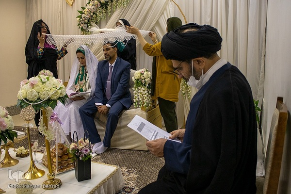 مراسم عقد زوجین جوان در جوار حرم مطهر حضرت شاهچراغ علیه السلام، به‌مناسبت میلاد خجسته مولود کعبه