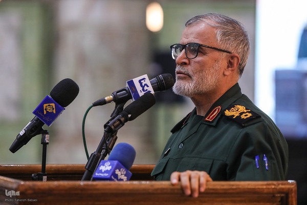 سردار علی‌اکبر پورجمشیدیان، معاون هماهنگ‌کننده نیروی زمینی سپاه و فرمانده قرارگاه حمزه سیدالشهداء سپاه پاسداران انقلاب اسلامی در مراسم نثار تاج گل و تجدید بیعت جامعه قرآنی با آرمان‌های امام خمینی(ره) و مقام معظم رهبری