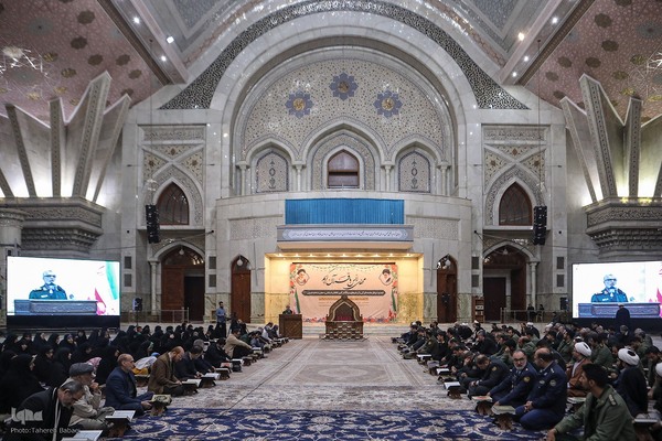 مراسم نثار تاج گل و تجدید بیعت جامعه قرآنی با آرمان‌های امام خمینی(ره) و مقام معظم رهبری